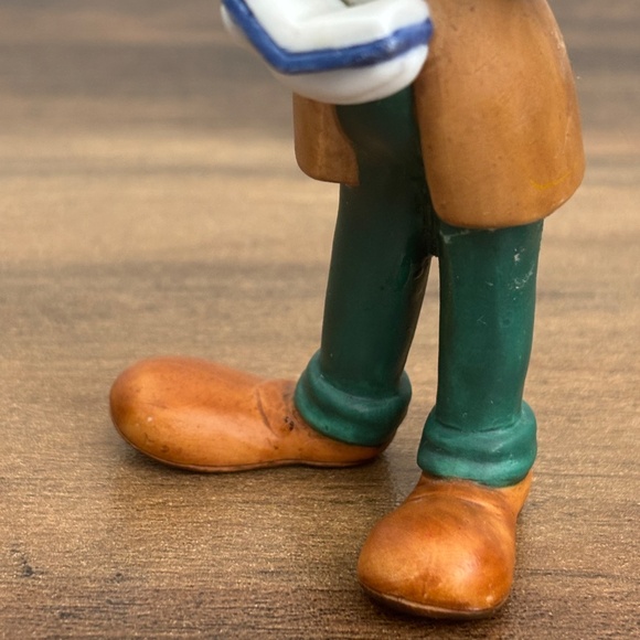 VINTAGE Disney GOOFY CAROLING Christmas Tree Ornament Ceramic Holding Book Sing - Picture 10 of 11